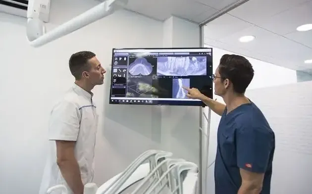 El equipo de Bukalix revisando un escáner 3D en pantalla antes de planificar un tratamiento