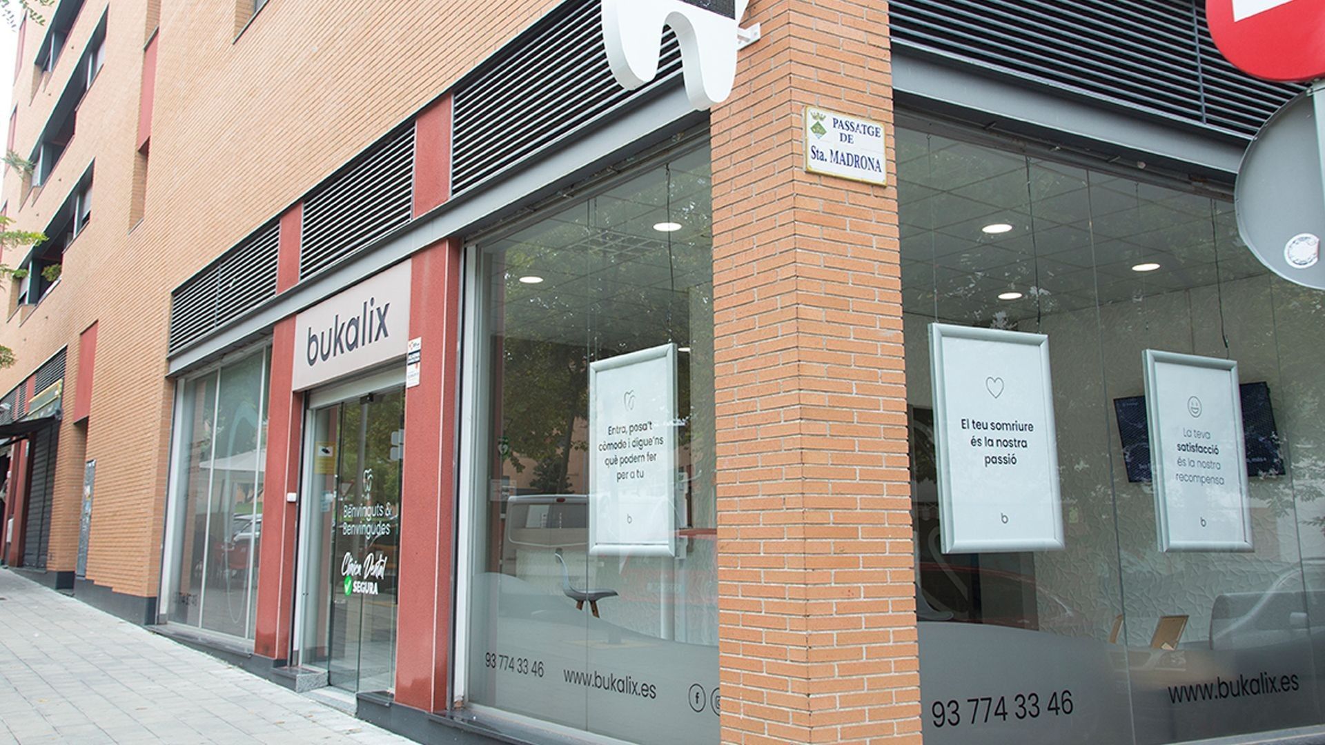 Fachada de la clínica Bukalix en Martorell, con su cartel de diente iluminado