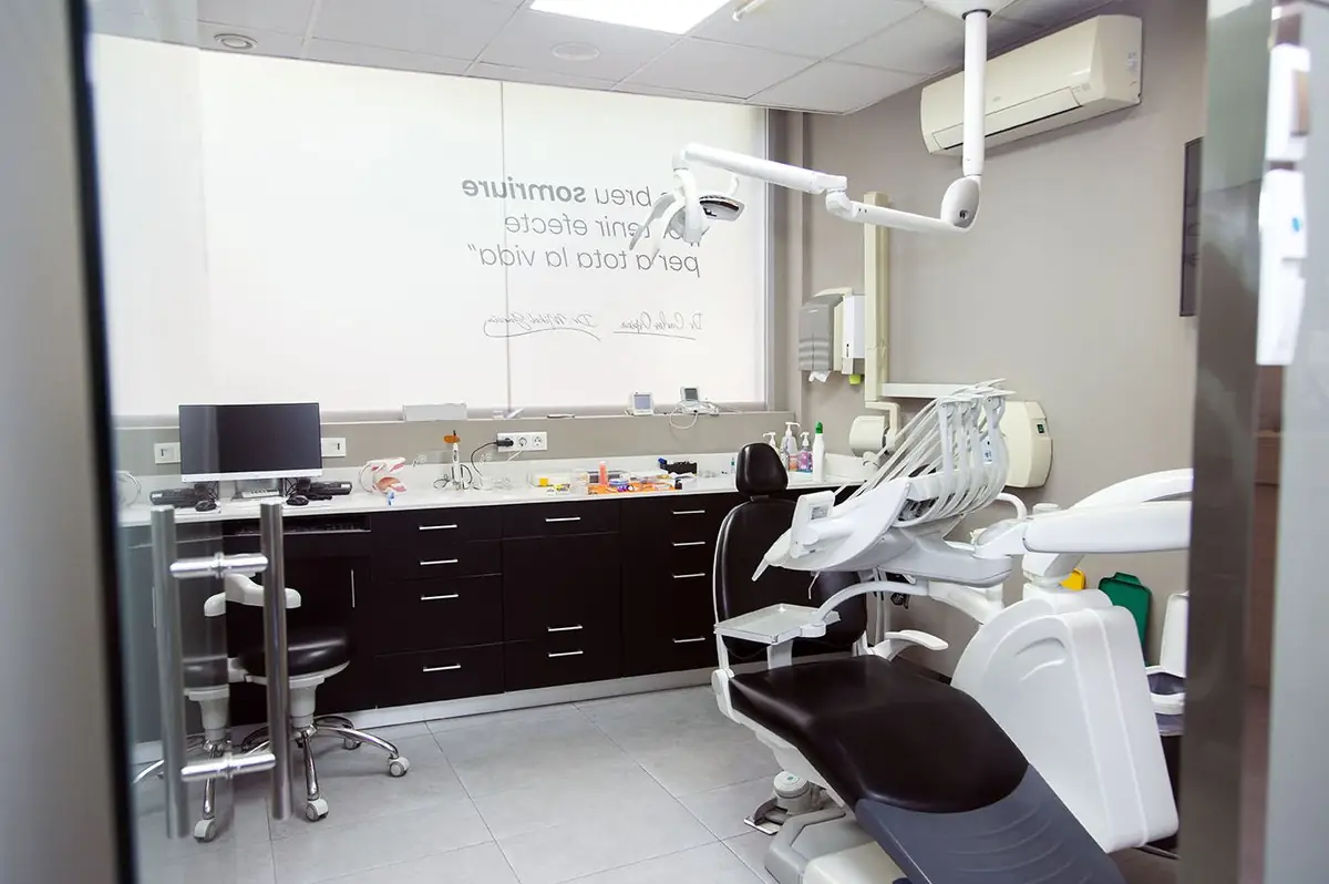 Gabinete de tratamiento de Bukalix, equipado con tecnología dental de última generación